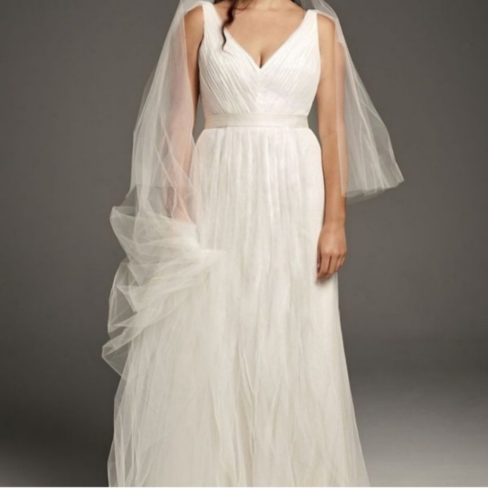 Vera Wang Wedding Gown - Picture 2 of 16